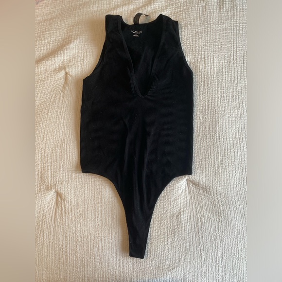 Out from under Hailey seamless plunging bodysuit - Picture 2 of 4